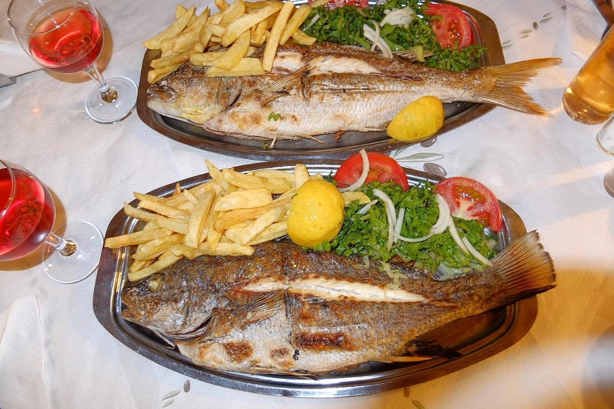 Socrates Apartmens & Restaurant Mílatos Buitenkant foto