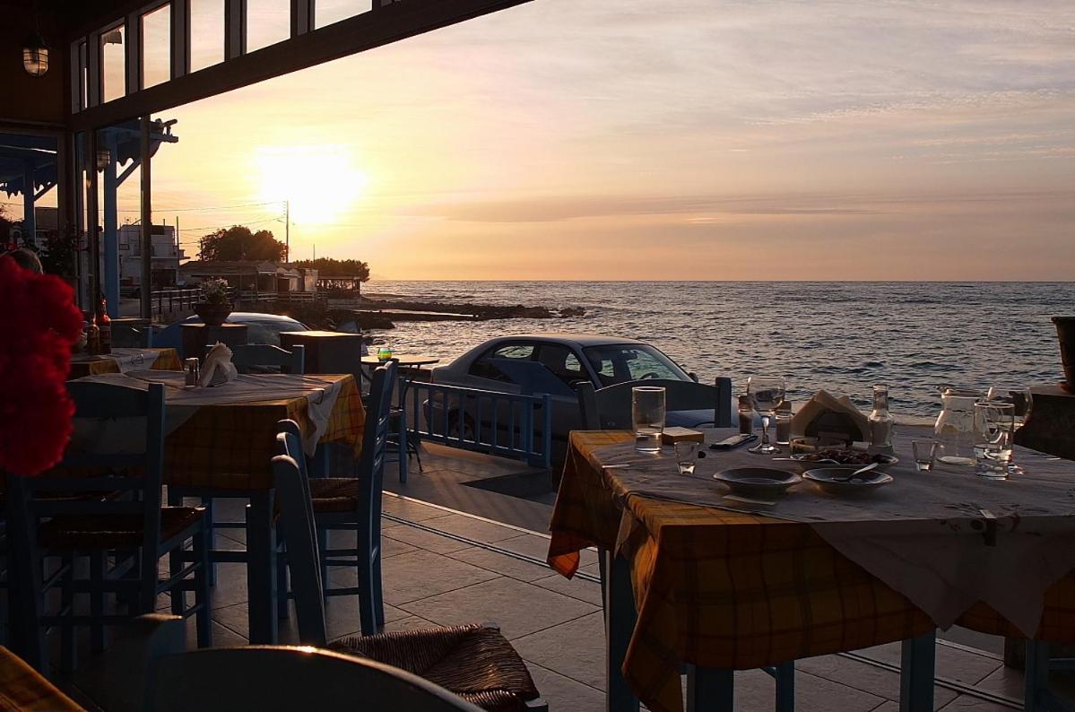 Socrates Apartmens & Restaurant Mílatos Buitenkant foto