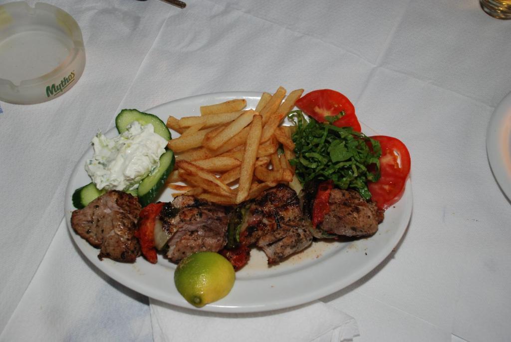 Socrates Apartmens & Restaurant Mílatos Buitenkant foto
