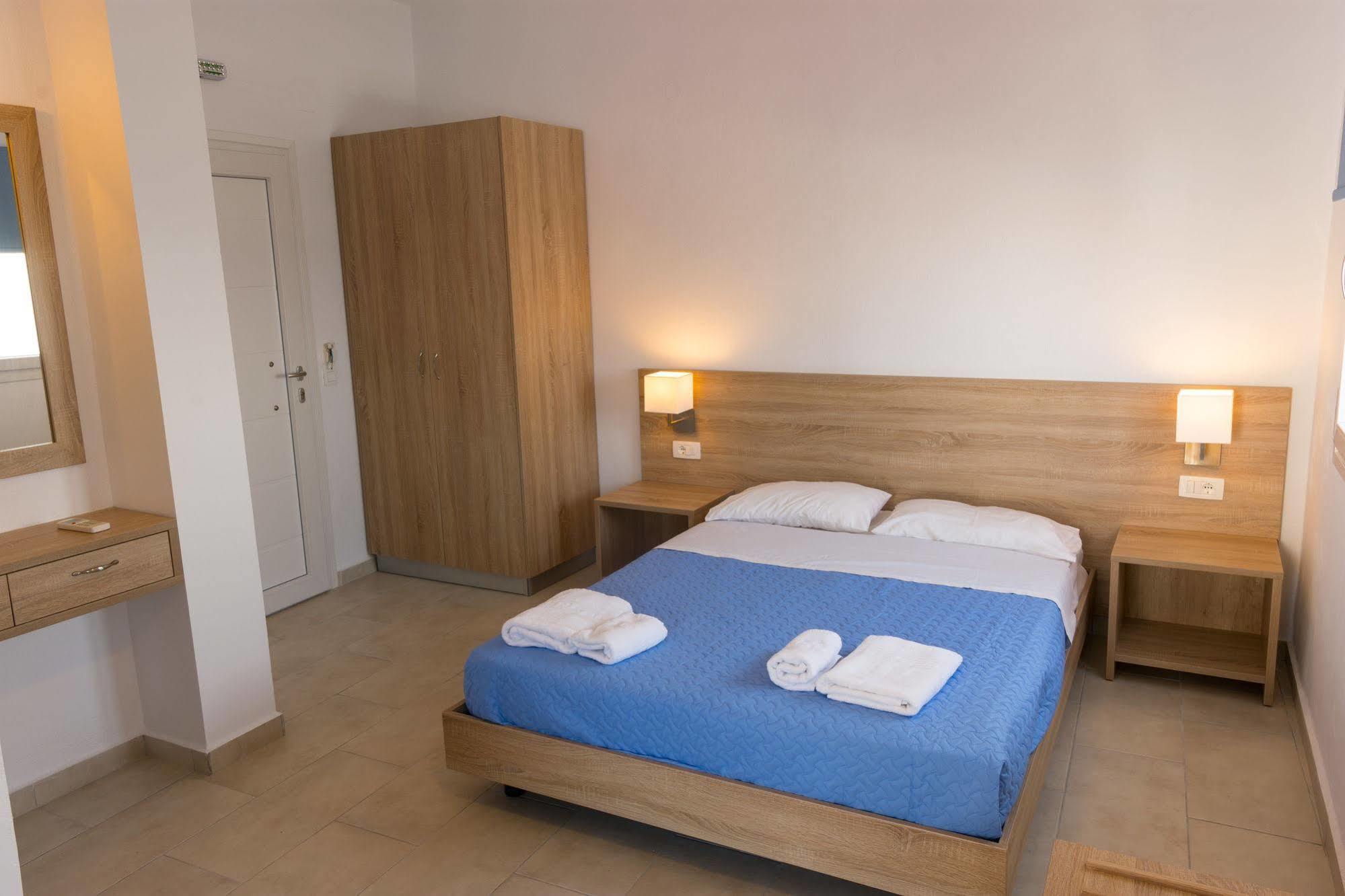 Socrates Apartmens & Restaurant Mílatos Buitenkant foto