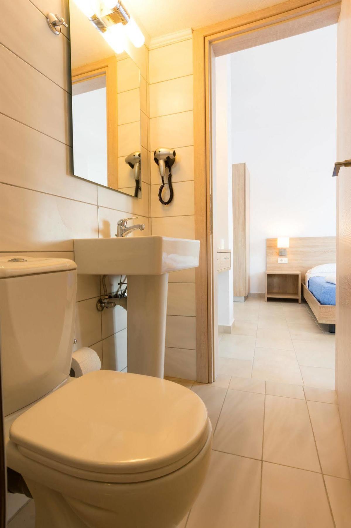 Socrates Apartmens & Restaurant Mílatos Buitenkant foto