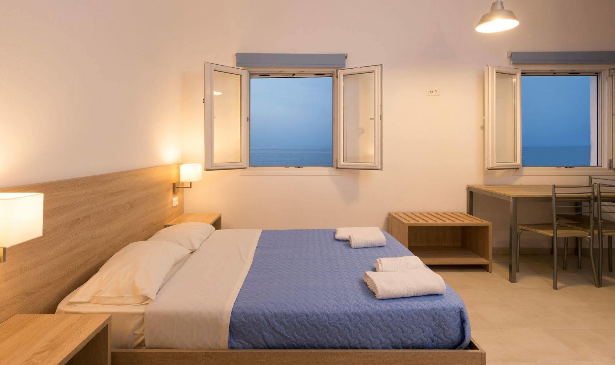 Socrates Apartmens & Restaurant Mílatos Buitenkant foto